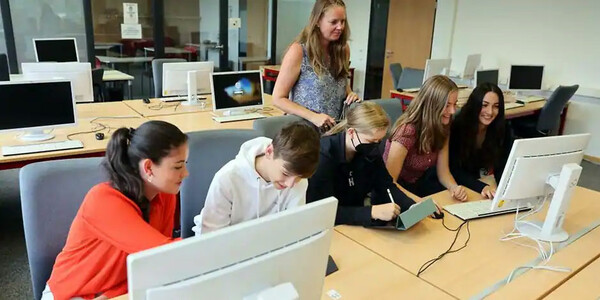 Die fünf Teilnehmenden aus dem Gymnasium Rodenkirchen machen immer wieder zusammen mit Lehrerin Dagmar Bätz beim Rundschau-Webbewerb mit.